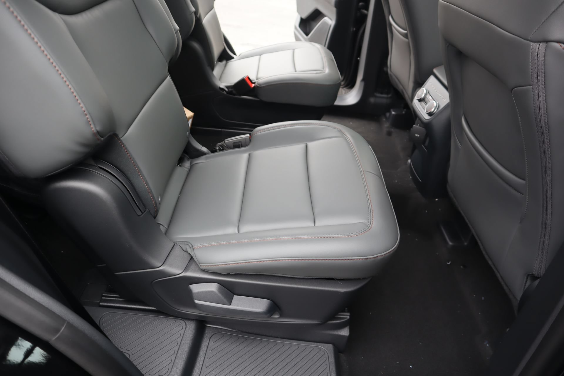 New 2026 Ford Explorer Active w/ Active Comfort Package AWD/4WD image 16