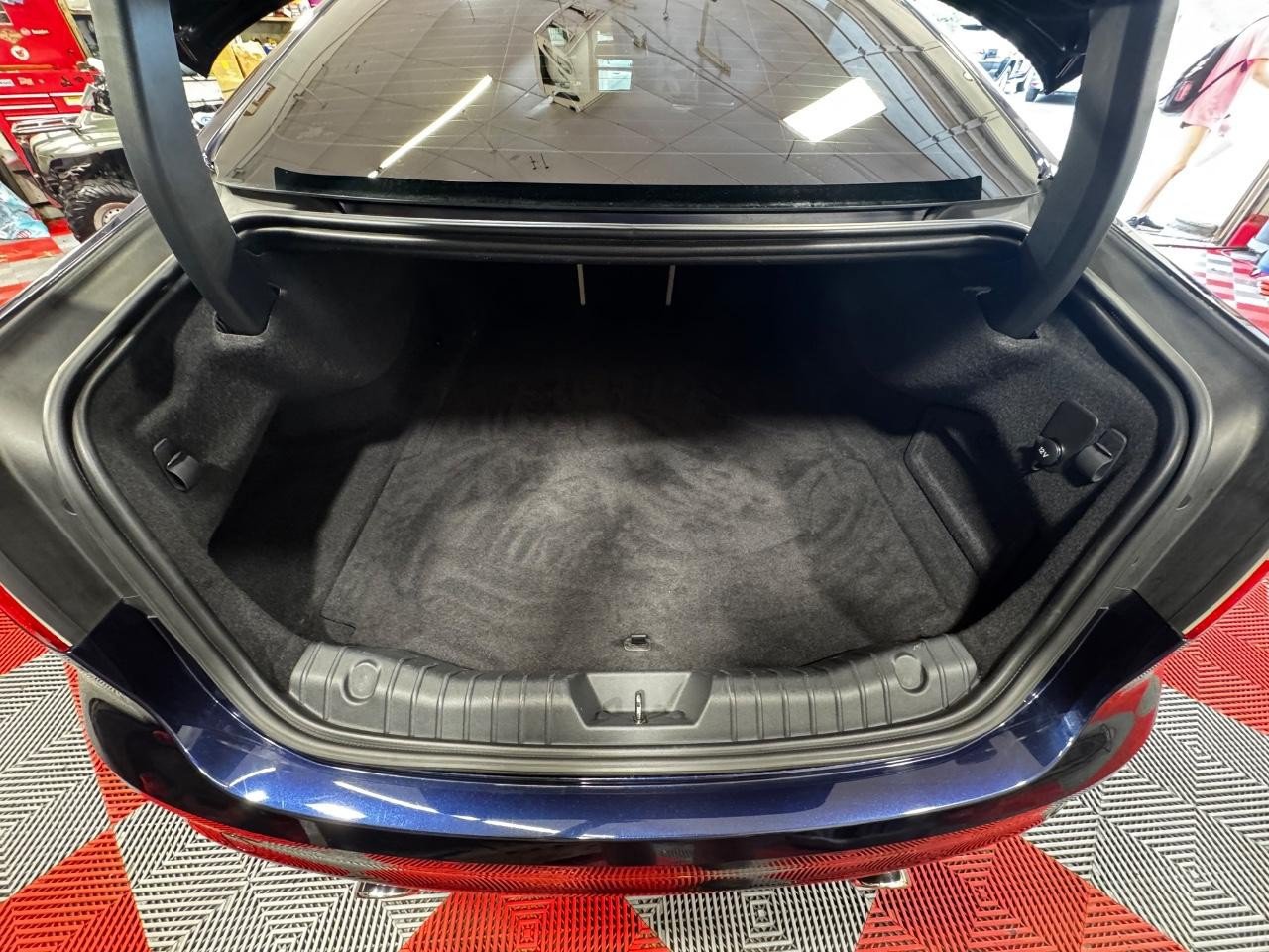 Used 2018 Jaguar XF Premium RWD image 11