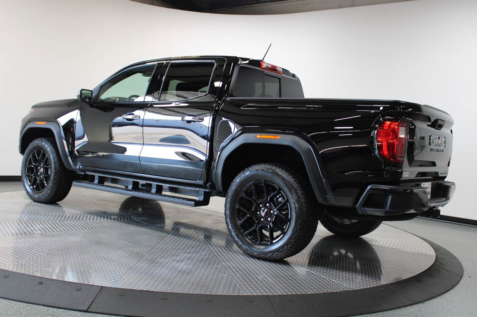 New 2026 GMC Canyon Denali w/ LPO, Denali Black Edition AWD/4WD image 7
