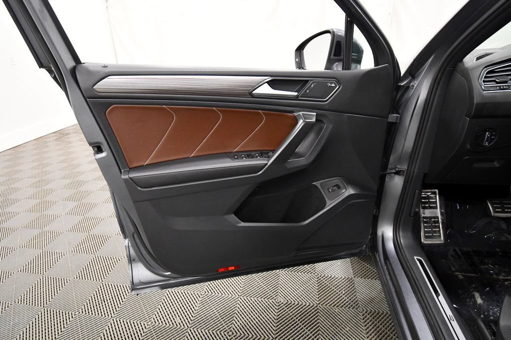 Used 2022 Volkswagen Tiguan SEL R-Line AWD/4WD image 12