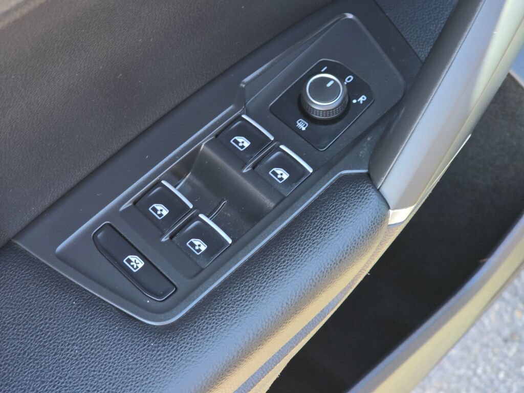 Used 2020 Volkswagen Tiguan SE R-Line FWD image 20