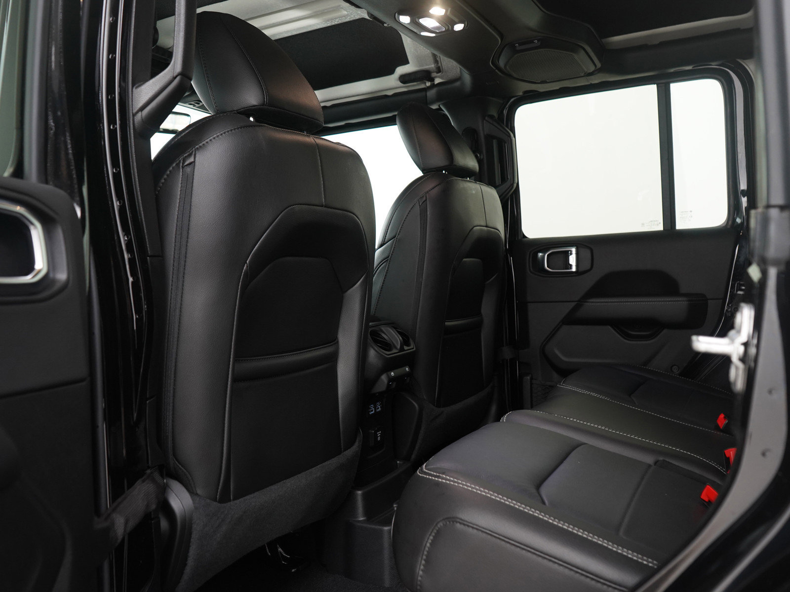 Used 2023 Jeep Wrangler Sahara w/ Cold Weather Group image 18