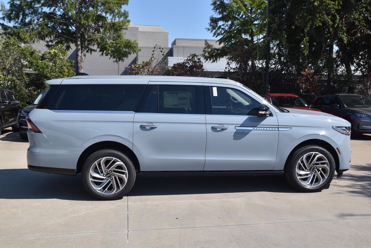 New 2025 Lincoln Navigator L Reserve image 12