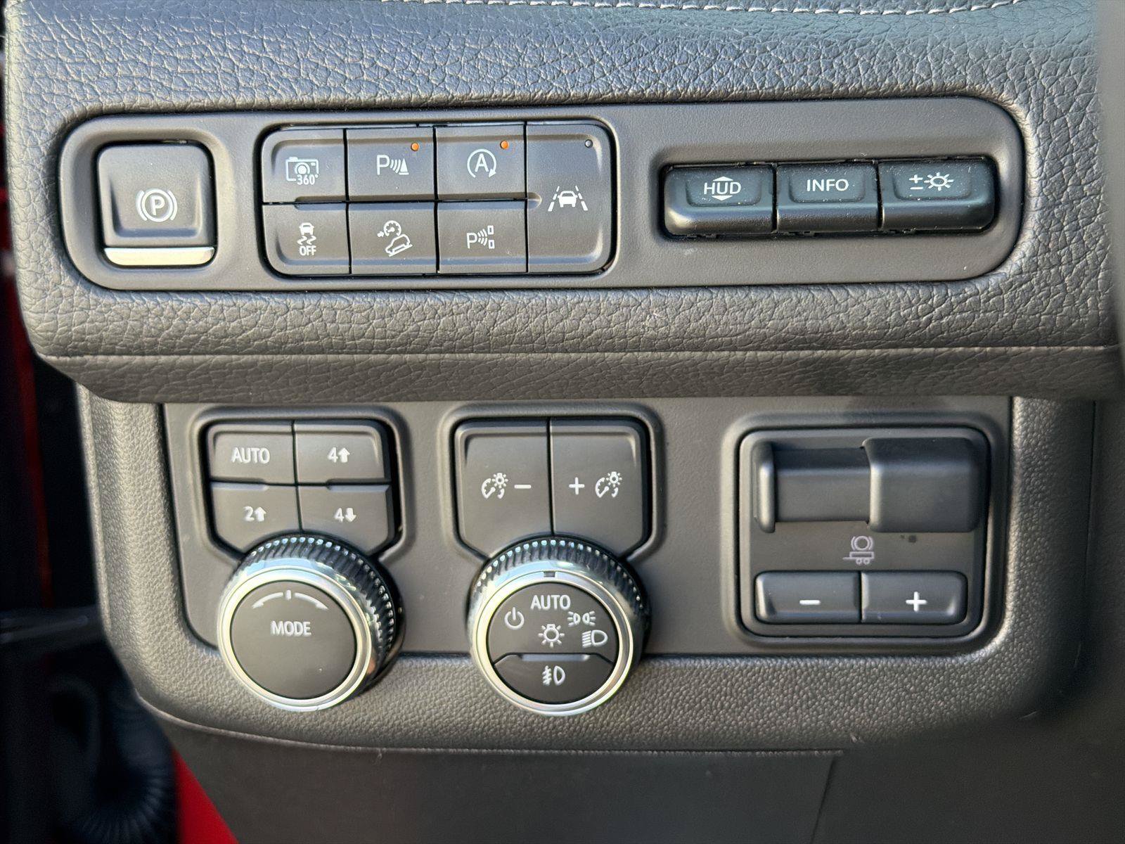 Used 2024 GMC Yukon Denali w/ Advanced Technology Package AWD/4WD image 17