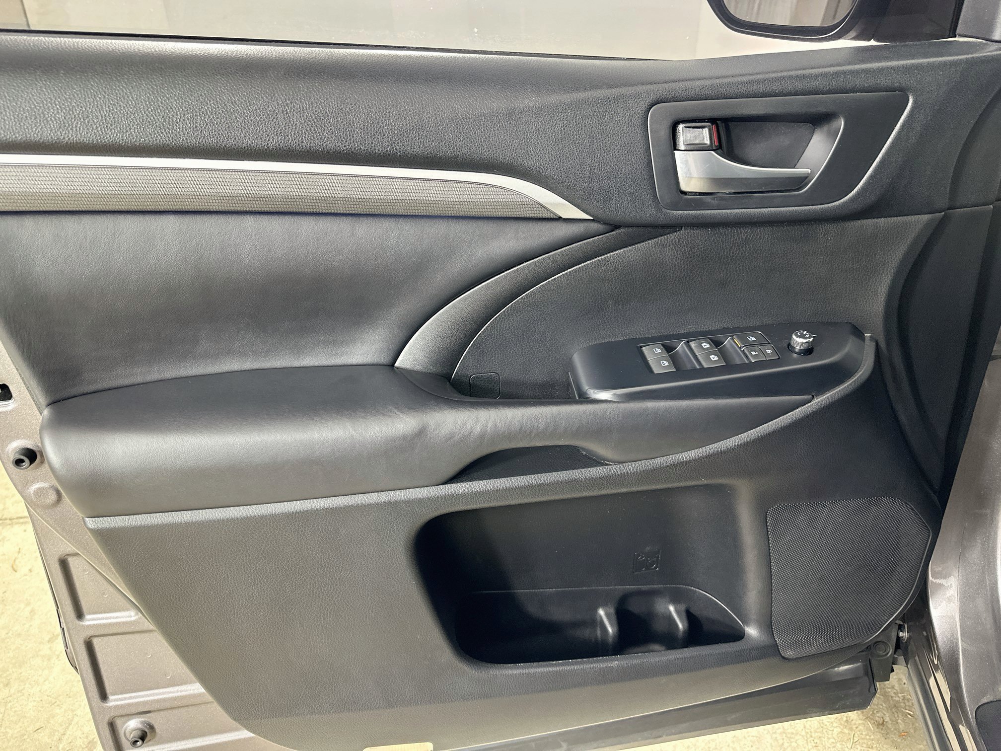 Used 2019 Toyota Highlander SE w/ Nightshade Edition AWD/4WD image 16
