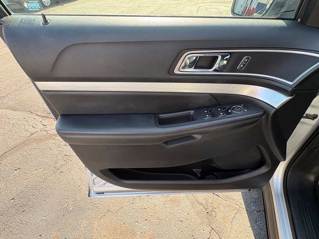 Used 2016 Ford Explorer XLT w/ Equipment Group 202A image 8