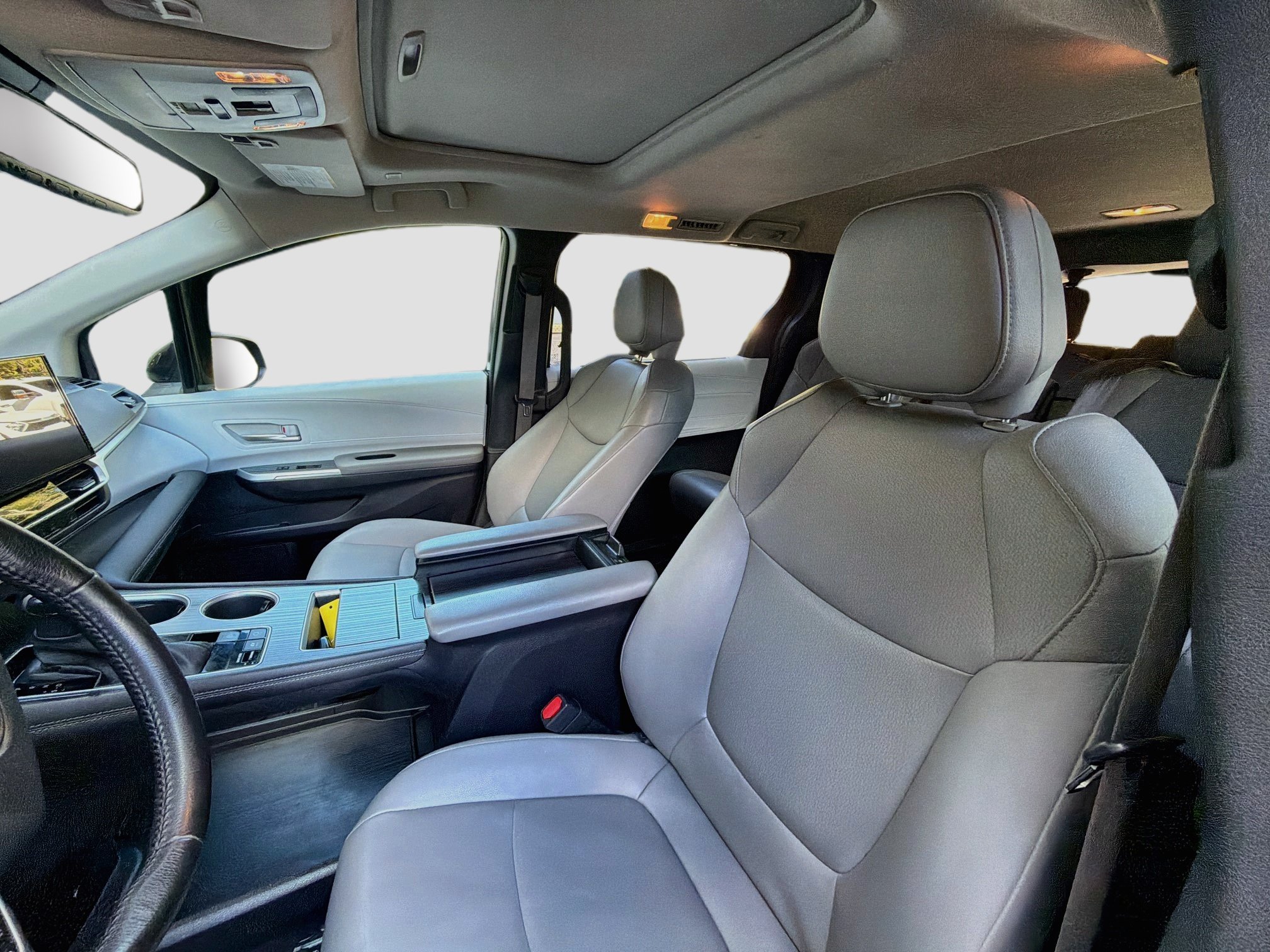 Used 2025 Toyota Sienna XLE FWD image 18