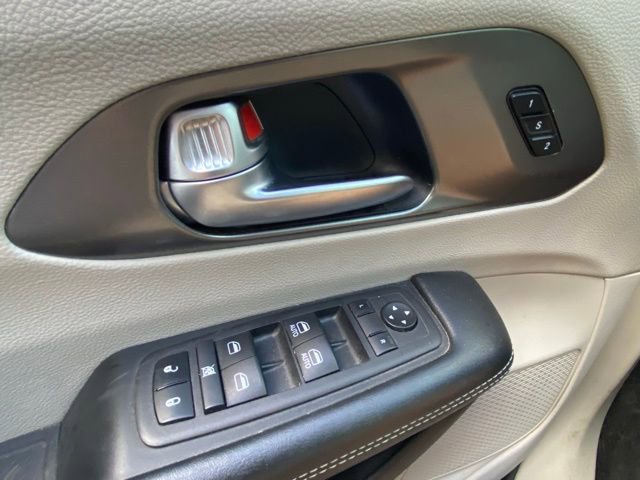 Used 2023 Chrysler Pacifica Touring-L FWD image 19