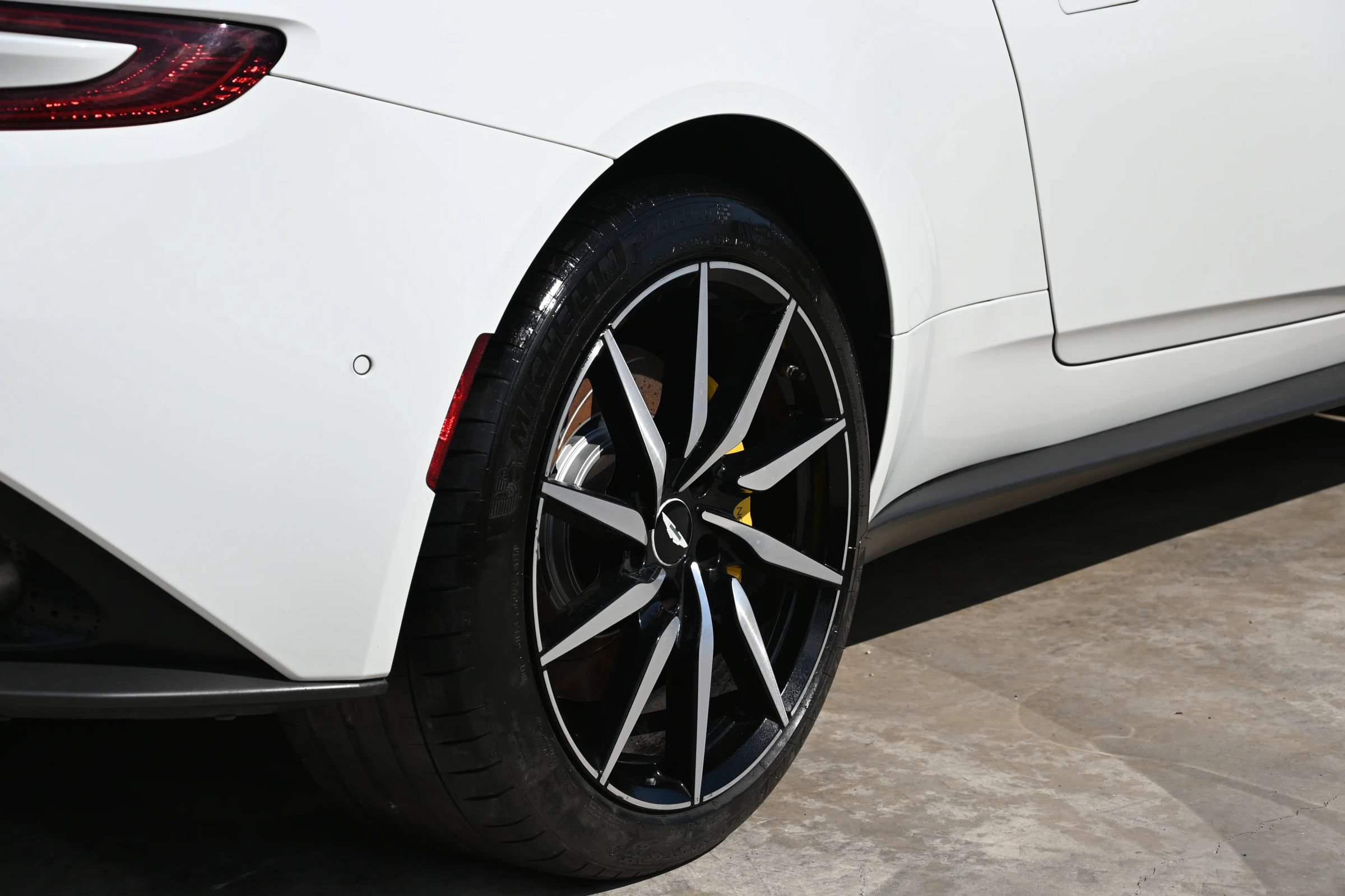 Used 2020 Aston Martin DB11 Volante RWD image 9