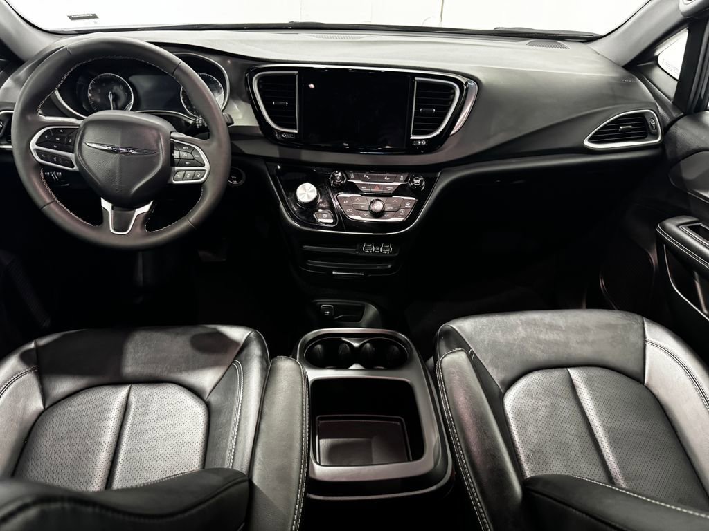 Used 2025 Chrysler Pacifica Select FWD image 28