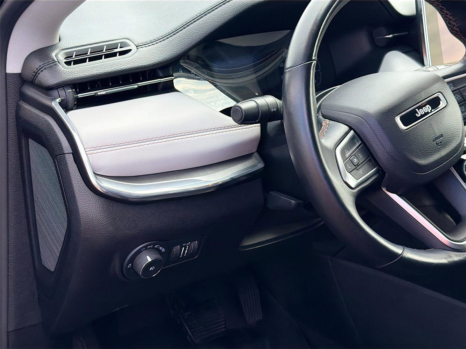 Used 2022 Jeep Compass Limited image 10