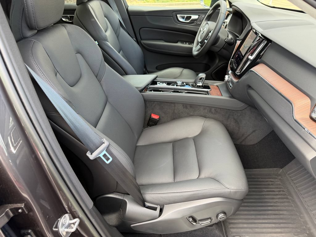 Certified 2023 Volvo XC60 B5 Plus w/ Climate Package AWD/4WD image 15