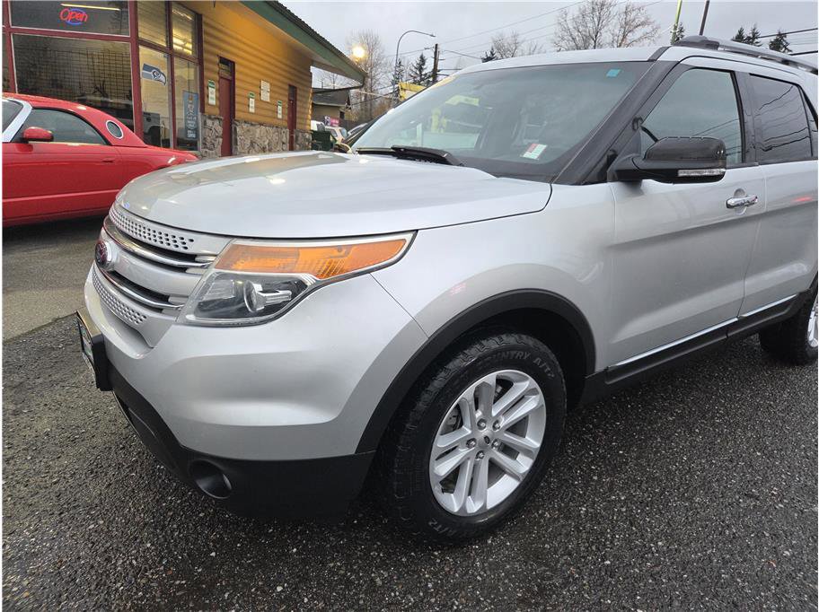 Used 2015 Ford Explorer XLT w/ Equipment Group 202B image 2