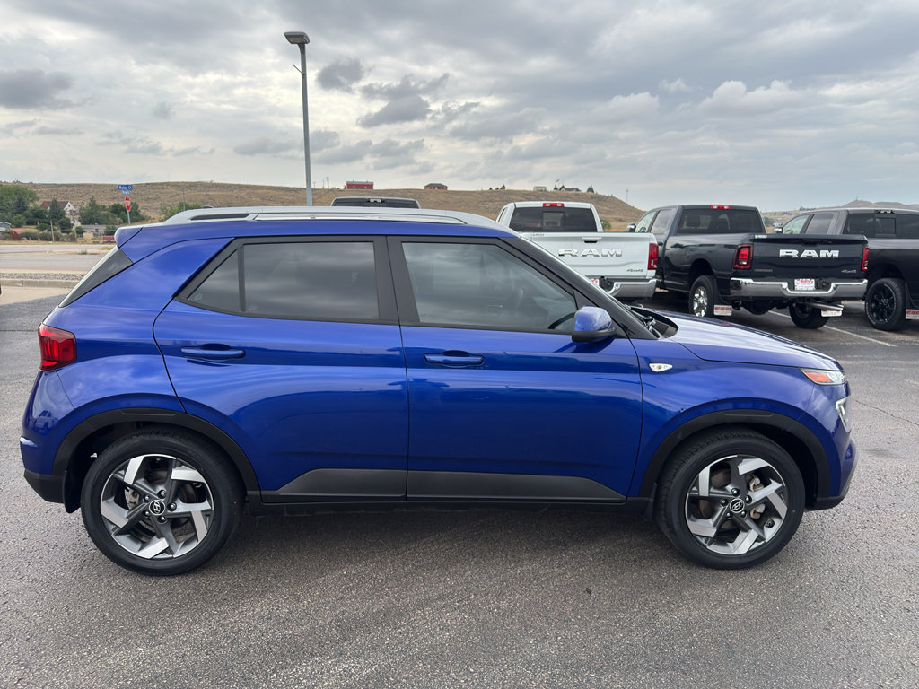 Used 2022 Hyundai Venue SEL FWD image 4