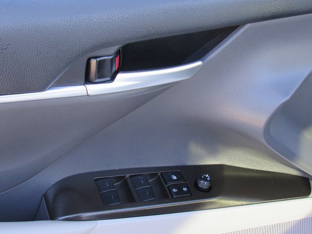 Used 2024 Toyota Camry SE image 11