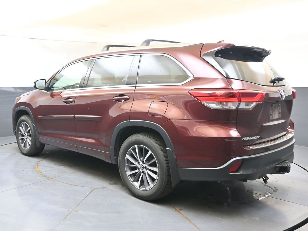 Used 2018 Toyota Highlander XLE AWD/4WD image 3