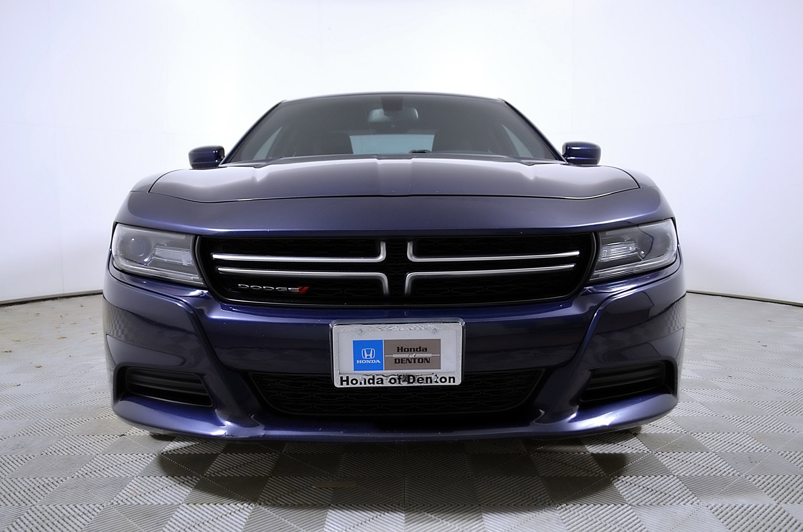 Used 2016 Dodge Charger SE RWD image 6