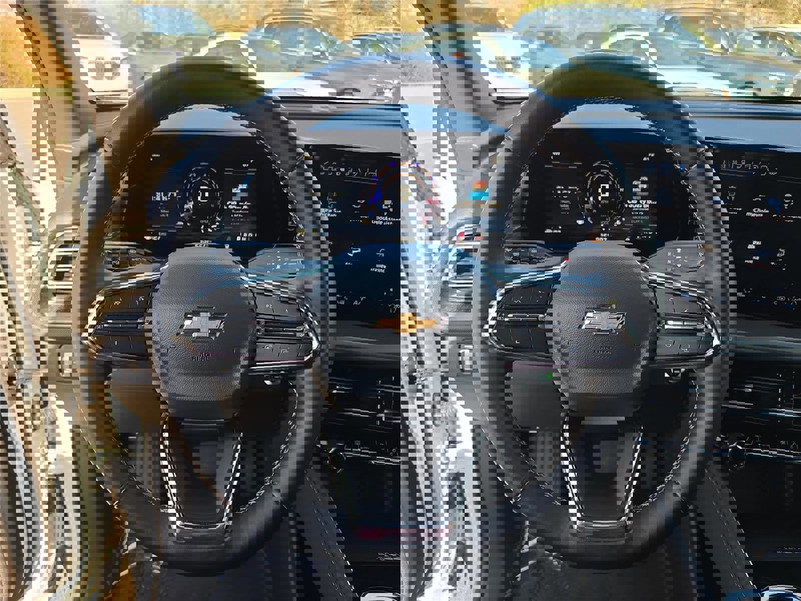 Used 2025 Chevrolet Traverse LT image 28