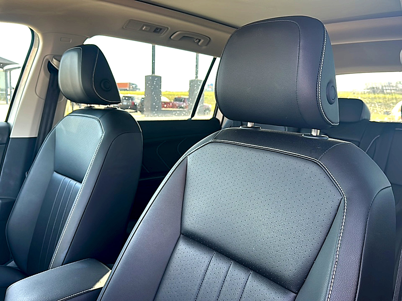 Used 2024 Volkswagen Tiguan SE w/ Panoramic Sunroof Package image 14