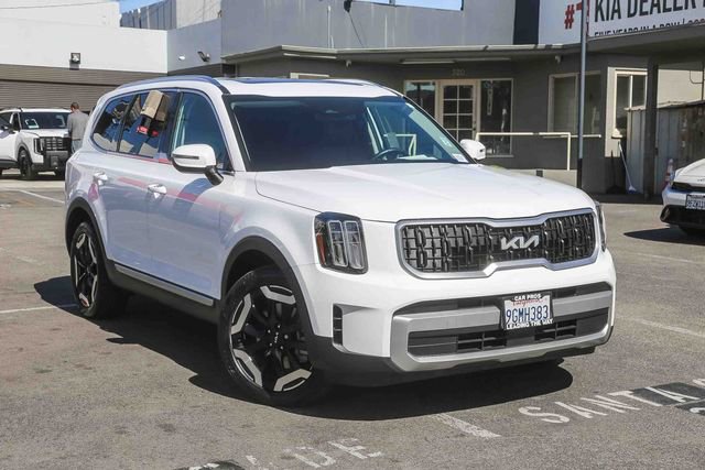 Used 2023 Kia Telluride EX w/ EX Captain's Chair Package image 2