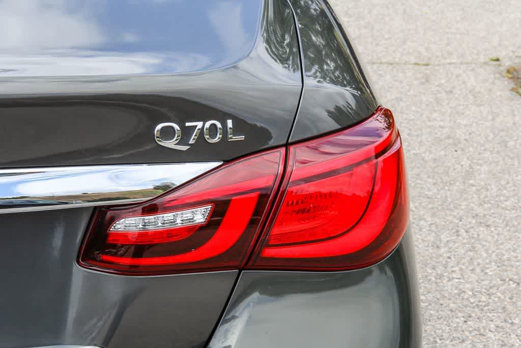 Used 2015 INFINITI Q70 L 3.7 w/ Deluxe Touring Package RWD image 11