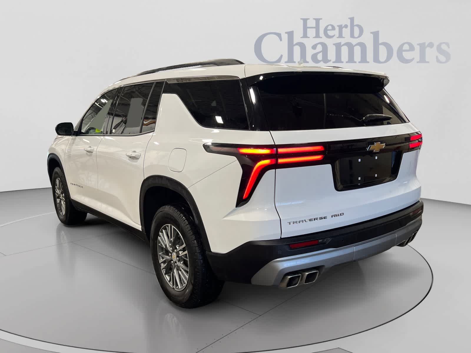 Used 2025 Chevrolet Traverse LT AWD/4WD image 3