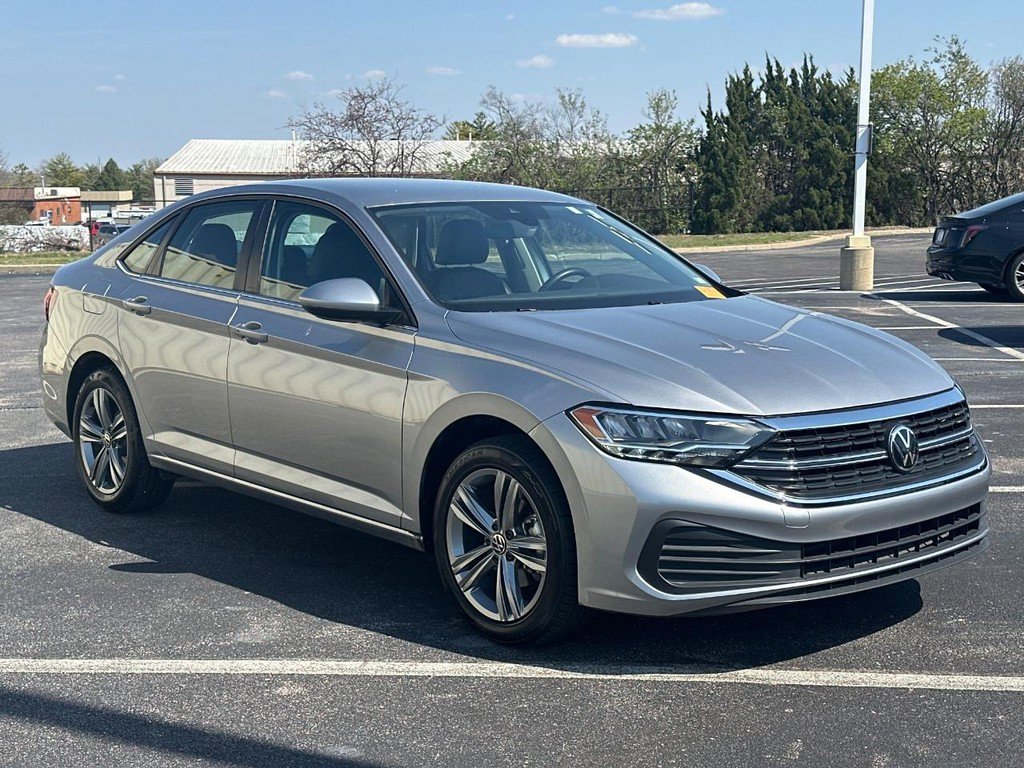 Used 2024 Volkswagen Jetta SE image 3