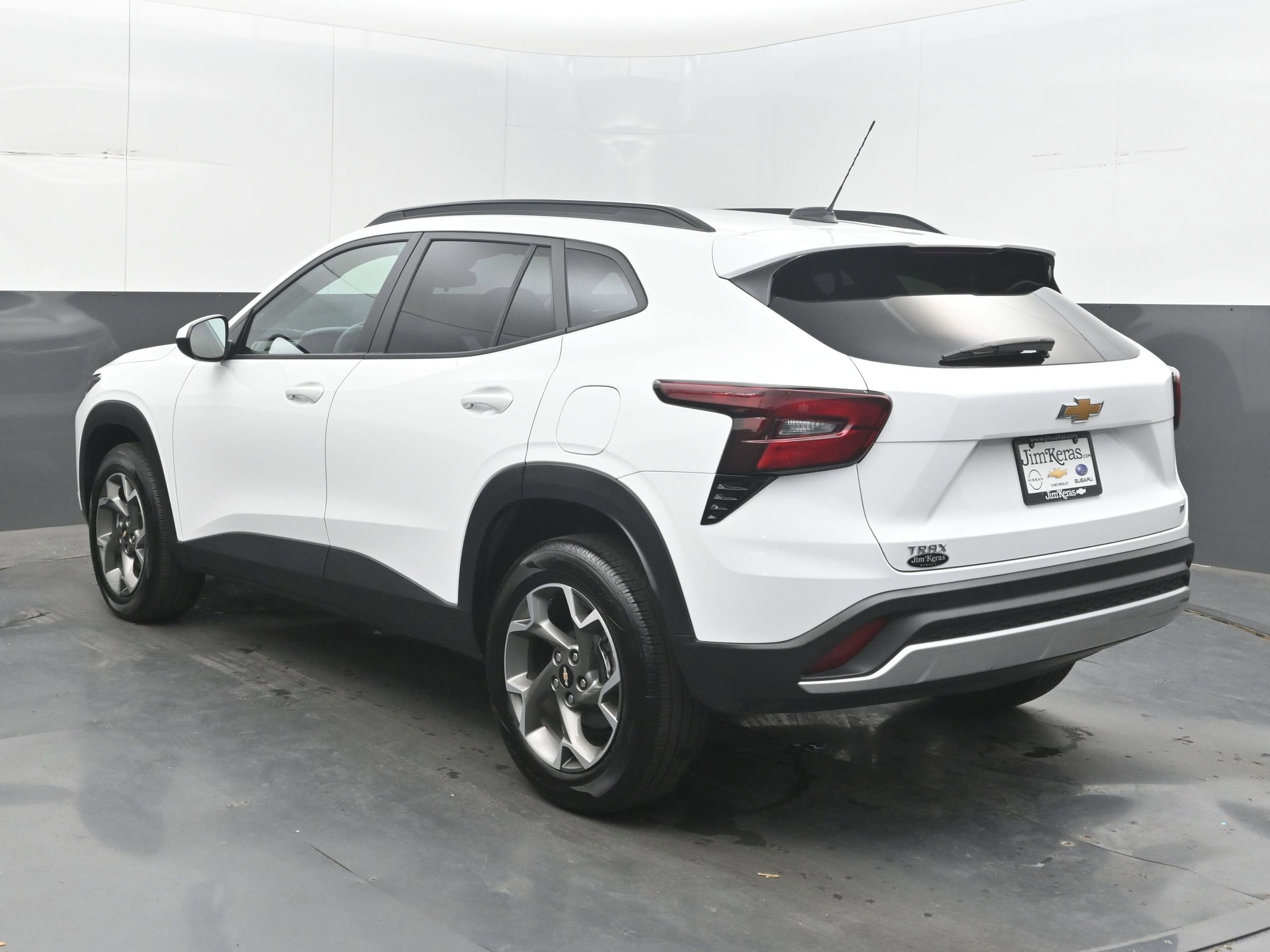 Used 2025 Chevrolet Trax LT FWD image 8