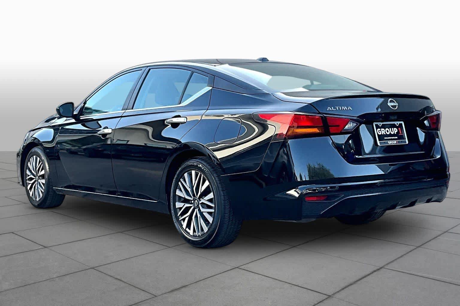 Used 2024 Nissan Altima 2.5 SV FWD image 12
