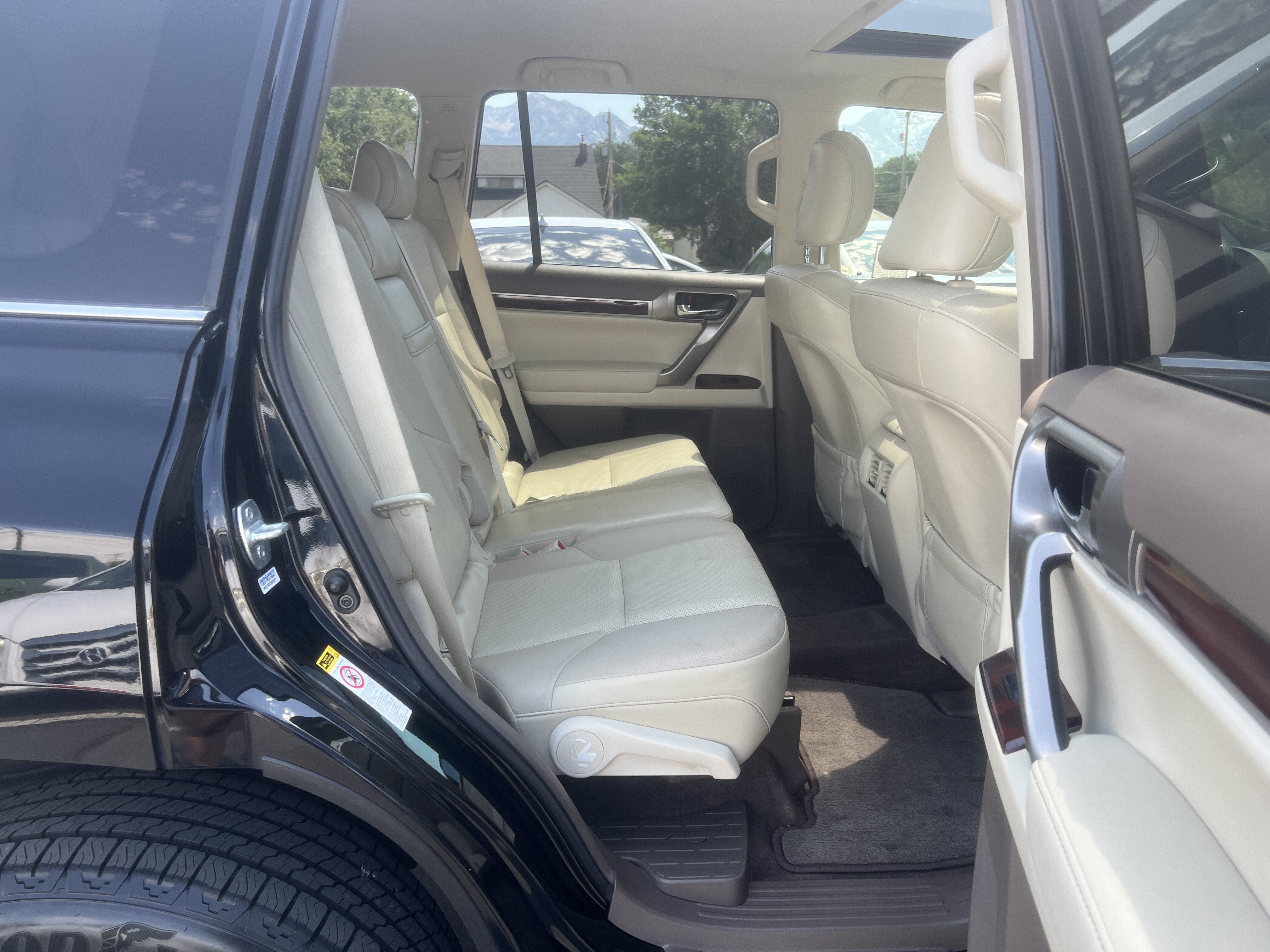 Used 2011 Lexus GX 460 w/ Convenience Pkg AWD/4WD image 18