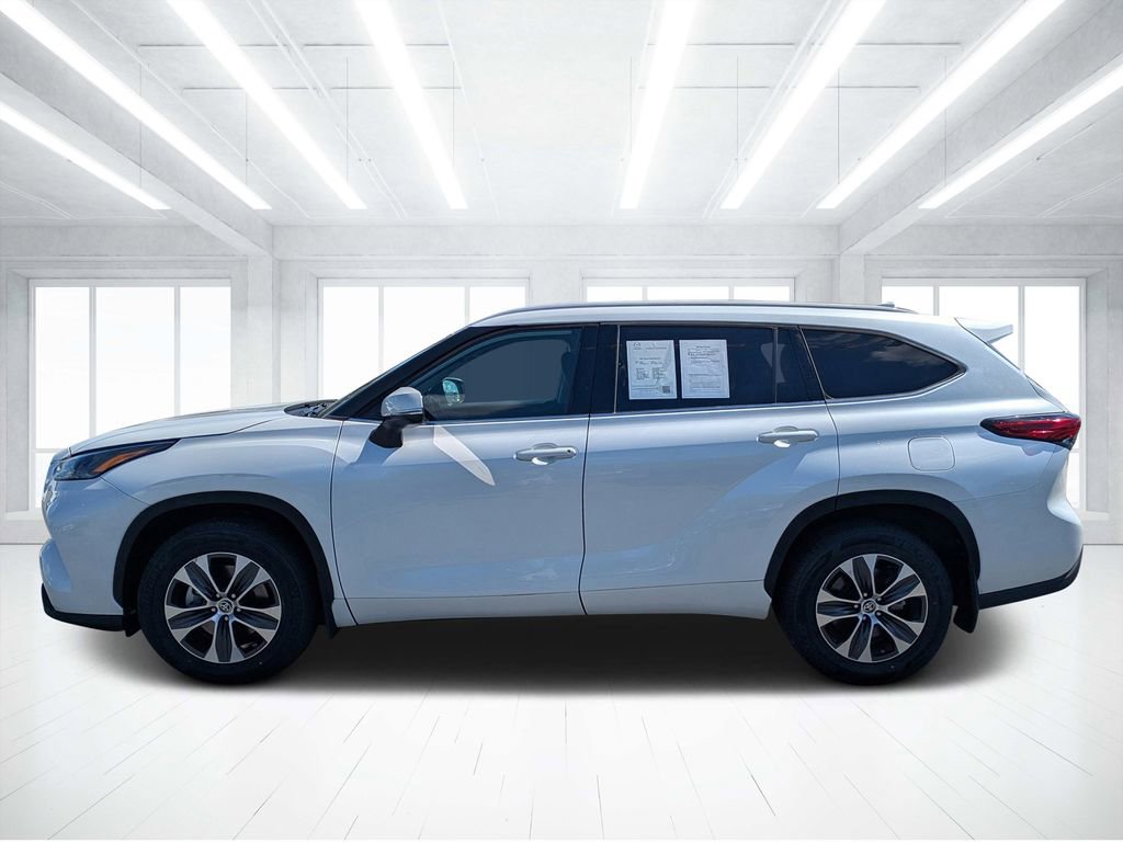 Used 2022 Toyota Highlander XLE AWD/4WD image 6