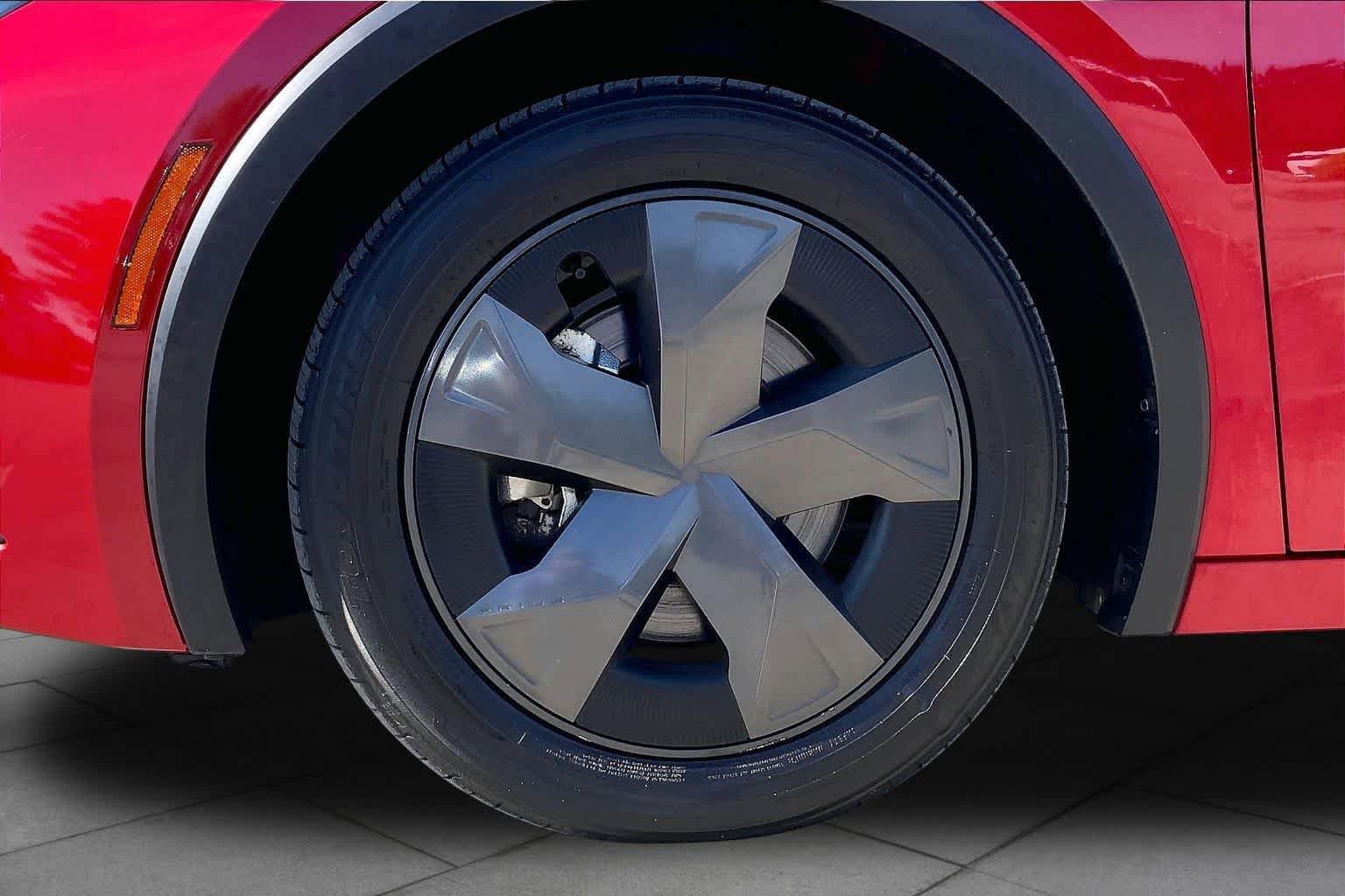 Used 2024 Toyota Prius LE AWD/4WD image 11