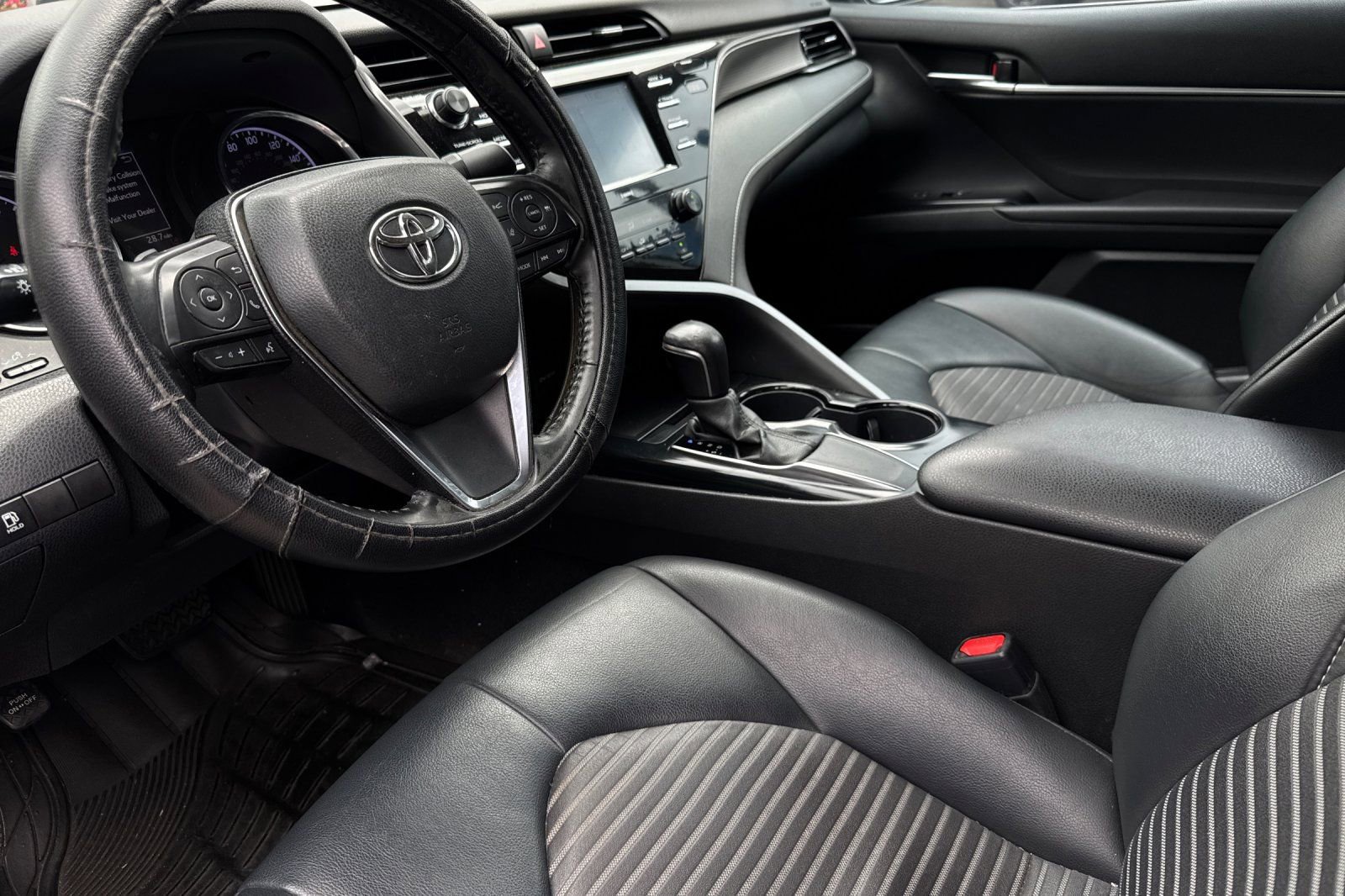 Used 2020 Toyota Camry SE w/ Carpet Mat Package FWD image 7