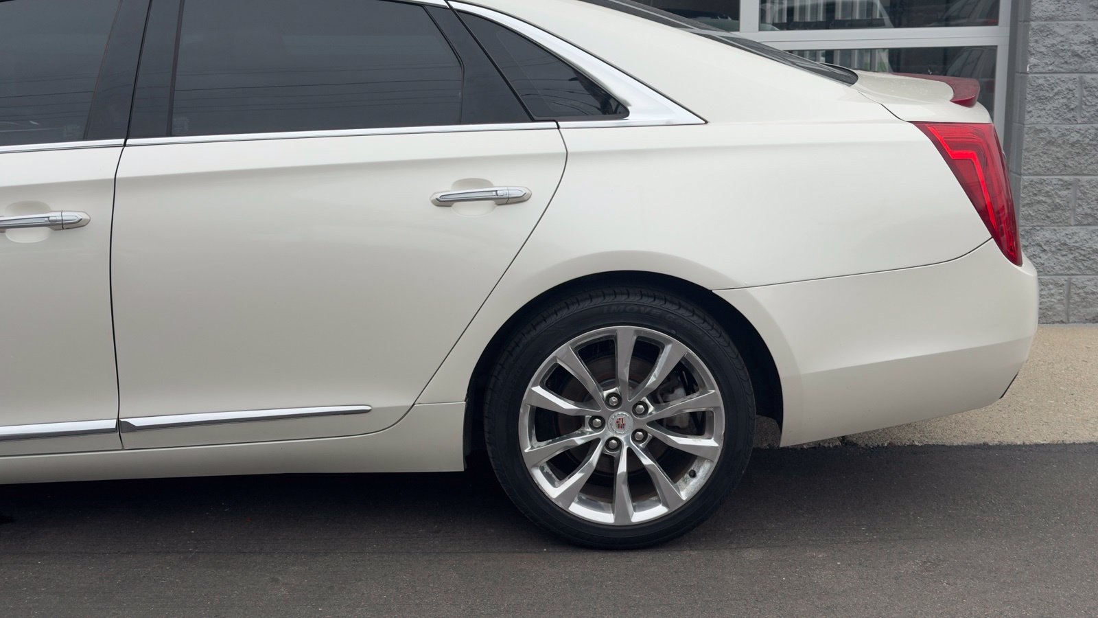 Used 2015 Cadillac XTS Luxury FWD image 3