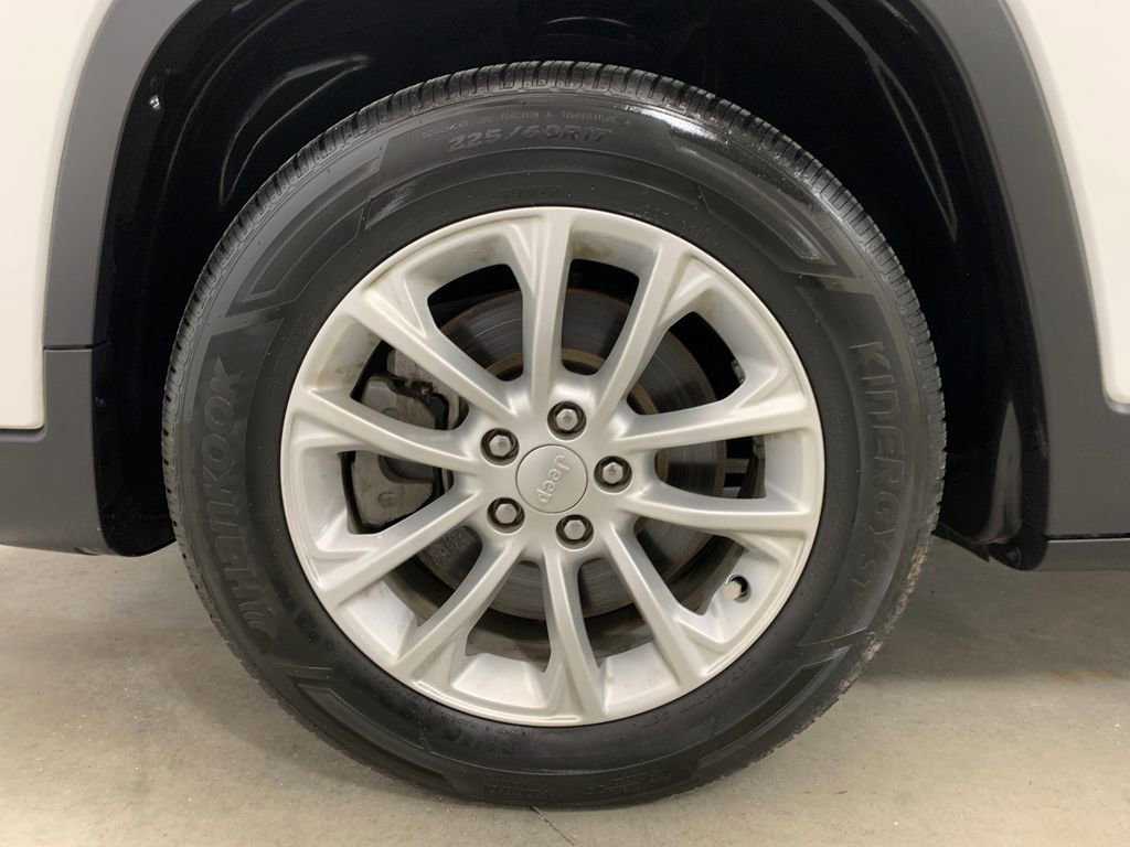Used 2020 Jeep Cherokee Latitude FWD image 2