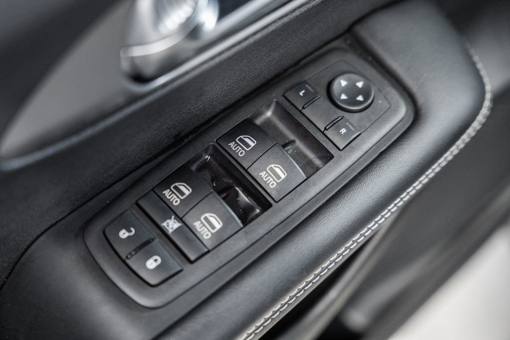 Used 2025 Chrysler Pacifica Select image 43