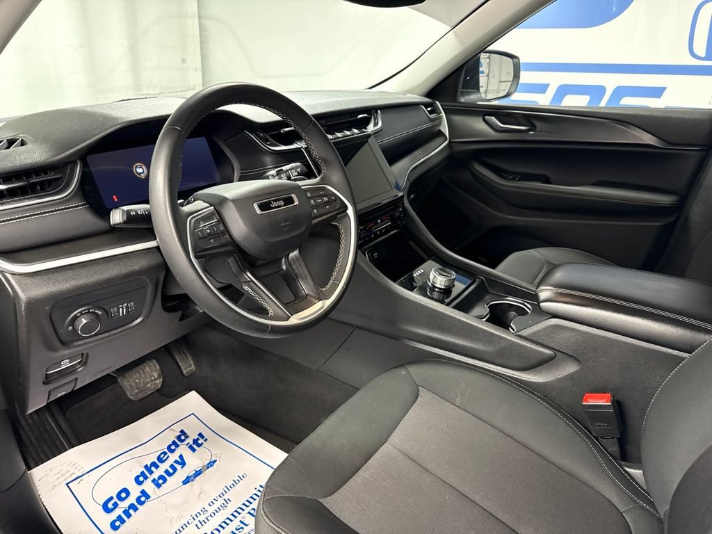 Used 2023 Jeep Grand Cherokee Laredo AWD/4WD image 20