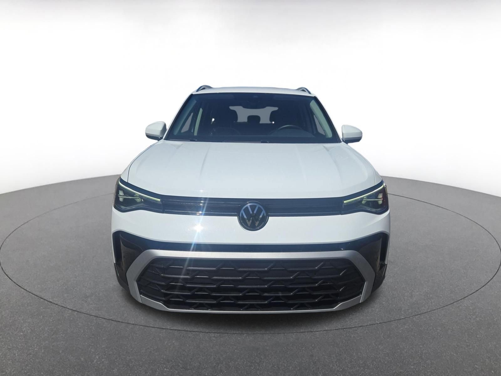 Used 2025 Volkswagen Taos SE FWD image 2