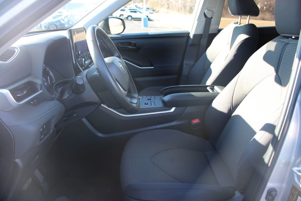 Used 2024 Toyota Highlander LE image 21