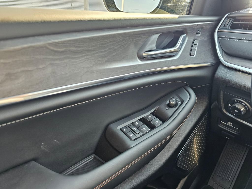 New 2025 Jeep Grand Cherokee Overland w/ Adv Protech Group III image 28