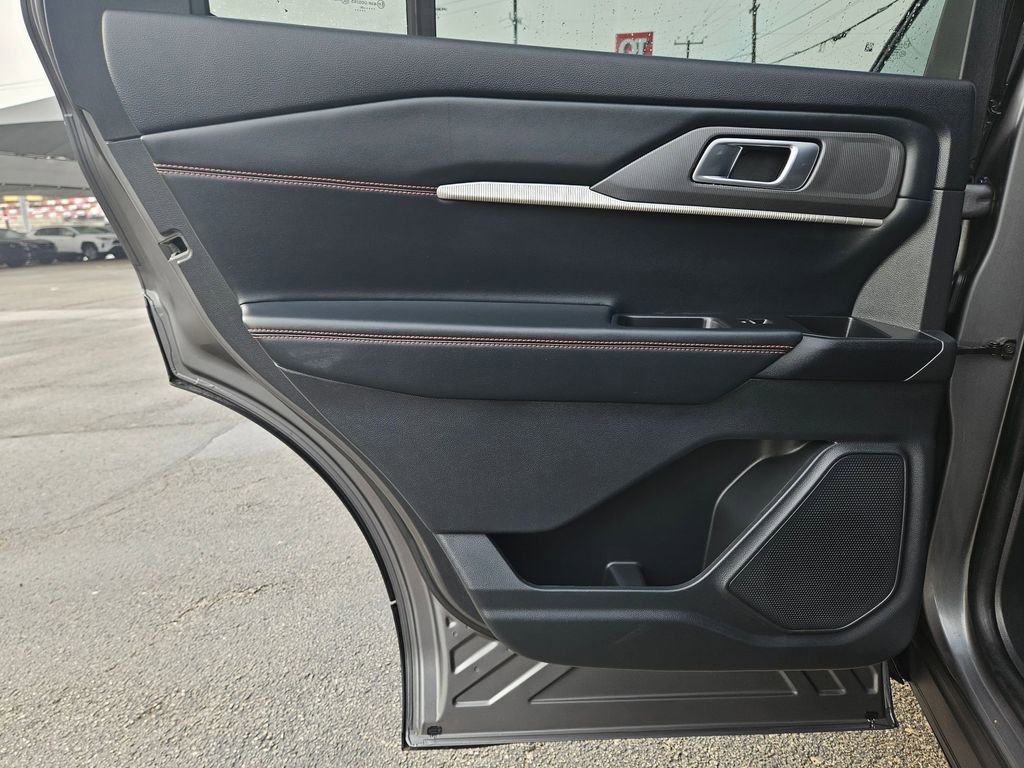 Used 2025 Ford Explorer ST-Line w/ ST-Line Street Pack image 17