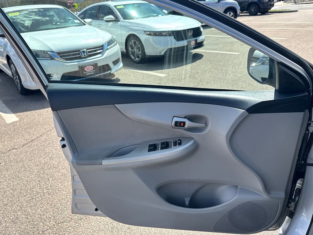 Used 2012 Toyota Corolla LE w/ Premium Pkg FWD image 32