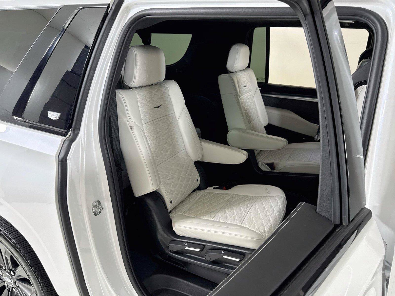 Used 2025 Cadillac Escalade ESV V AWD/4WD image 30