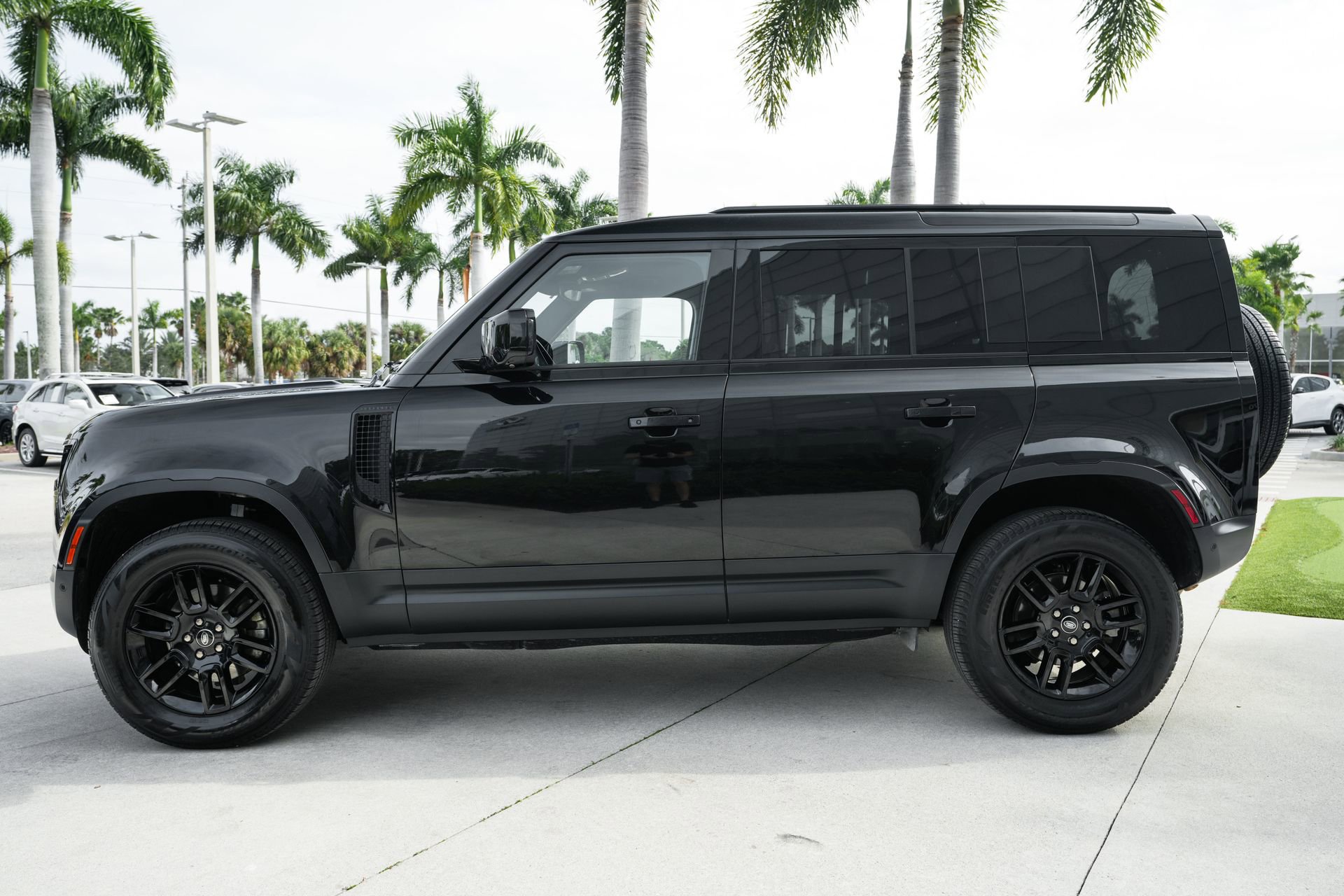 Used 2025 Land Rover Defender 110 S image 6