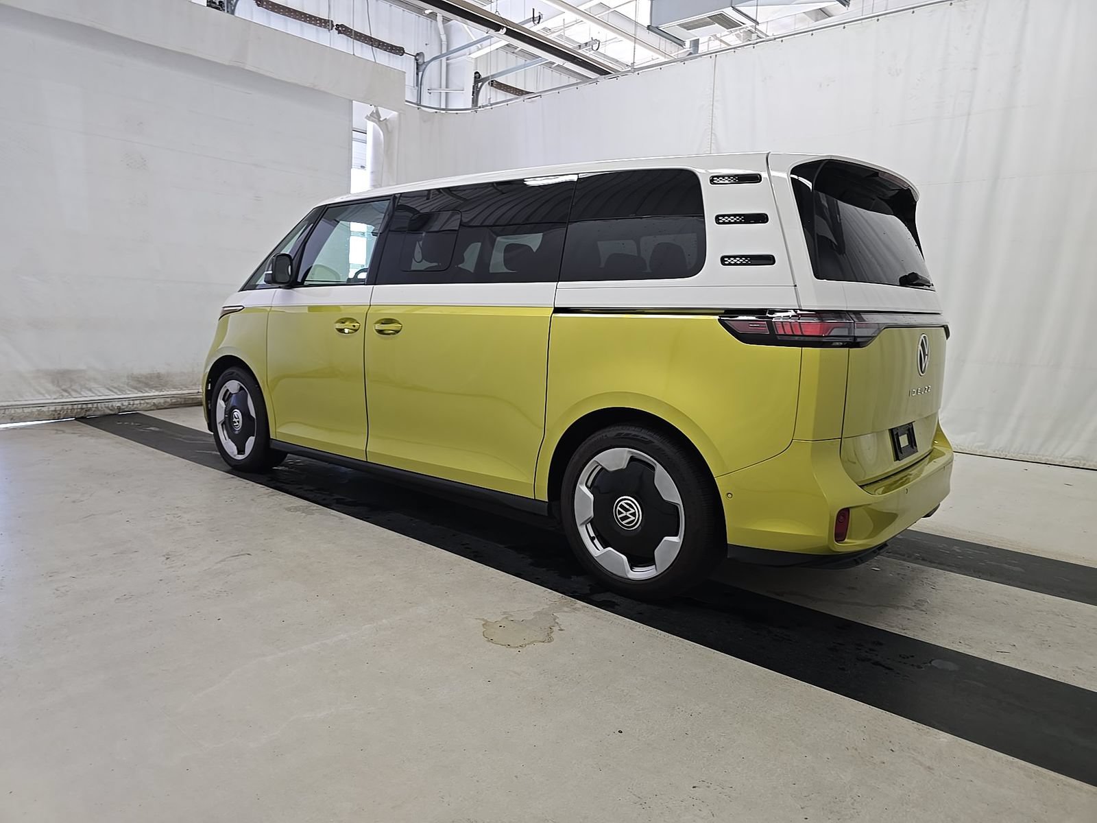 Used 2025 Volkswagen ID. Buzz Pro S Plus RWD image 3
