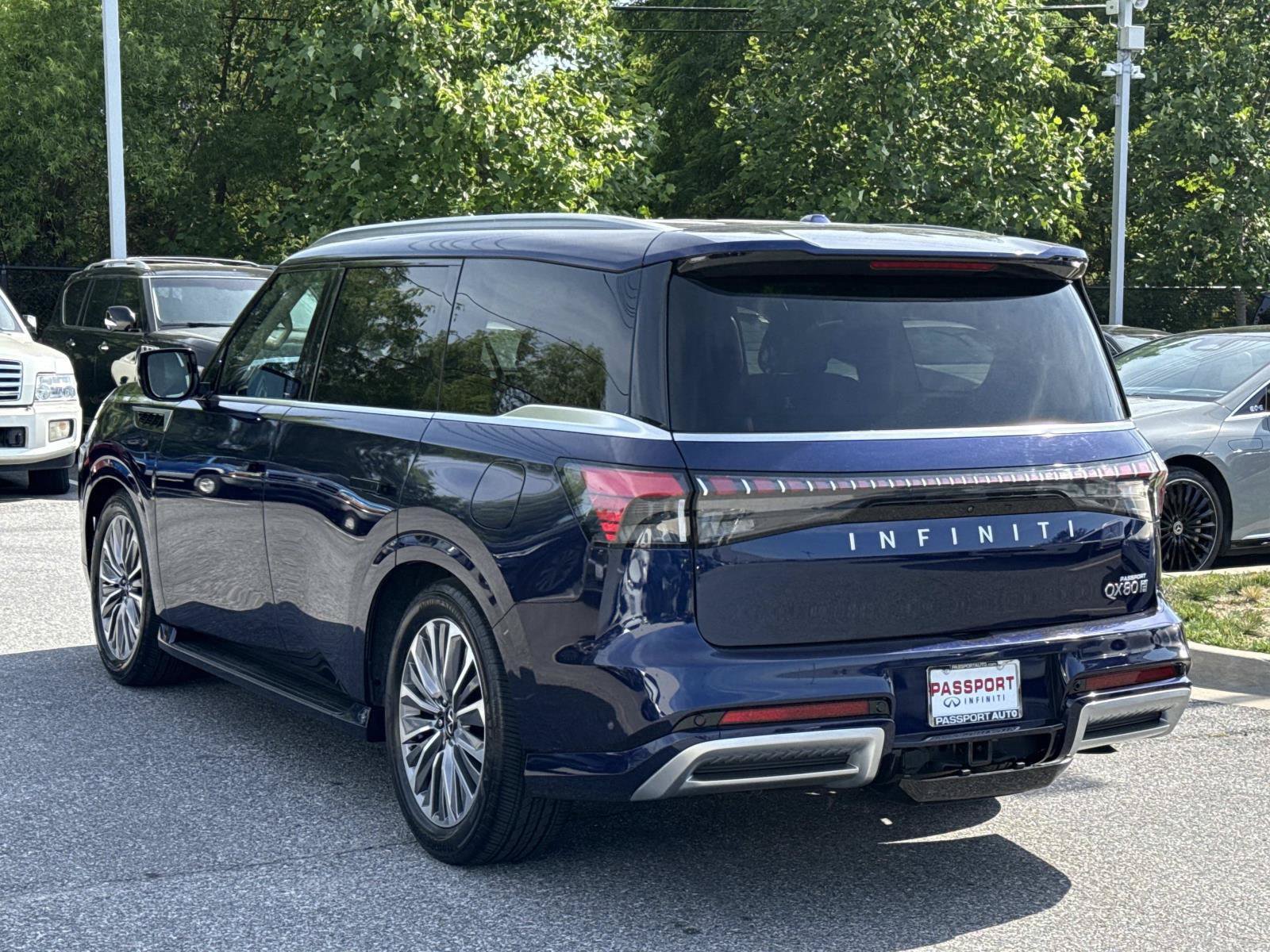 Used 2025 INFINITI QX80 Luxe AWD/4WD image 2