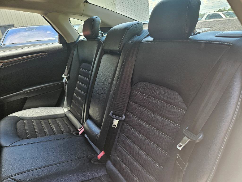 Used 2017 Ford Fusion SE w/ Equipment Group 601A FWD image 27