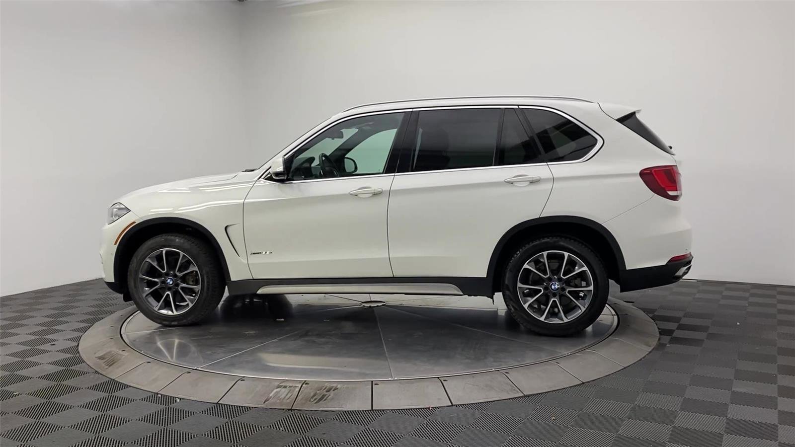 Used 2018 BMW X5 xDrive35i w/ M Sport Package AWD/4WD image 6
