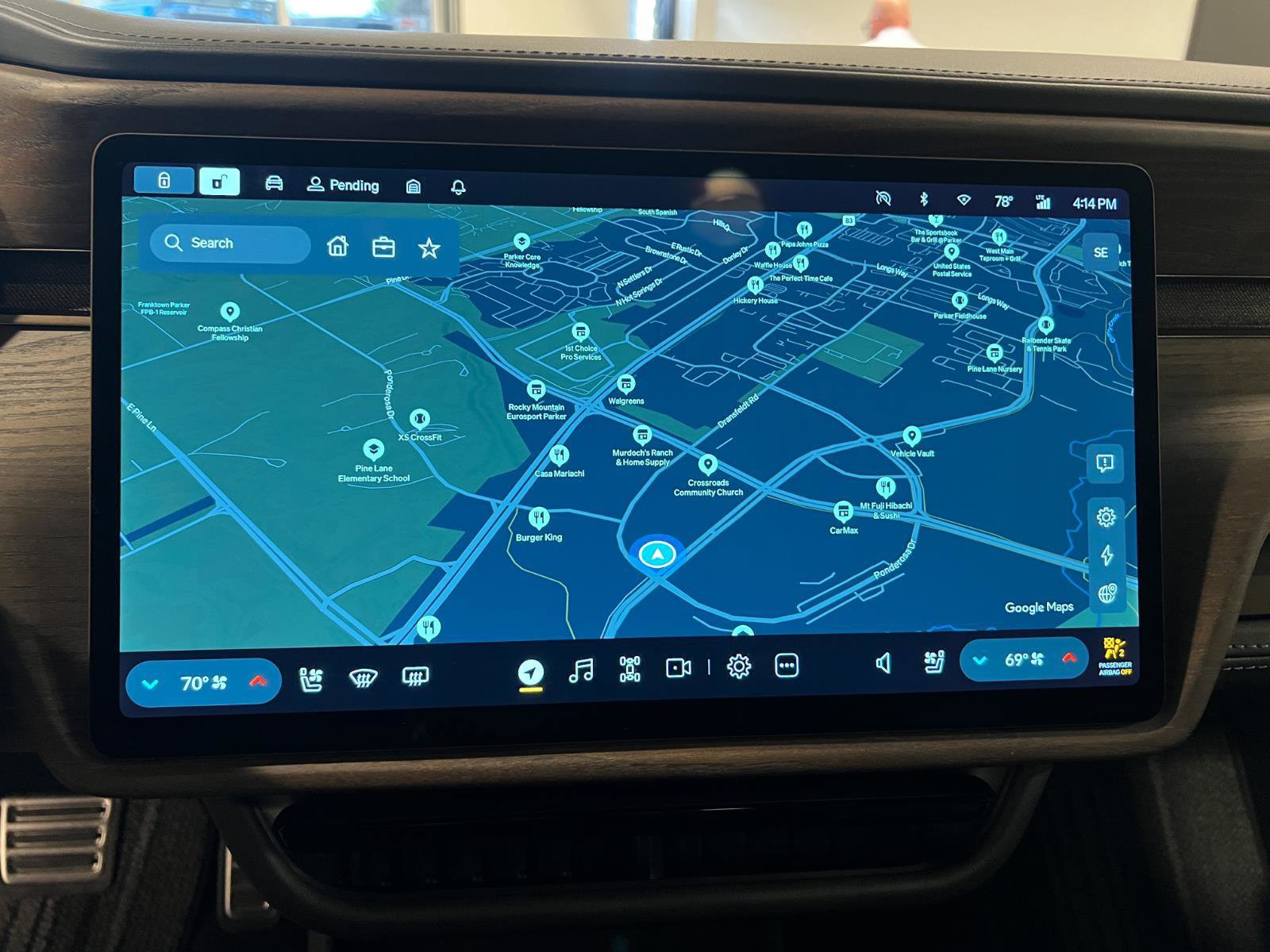 Used 2025 Rivian R1S Premium image 17