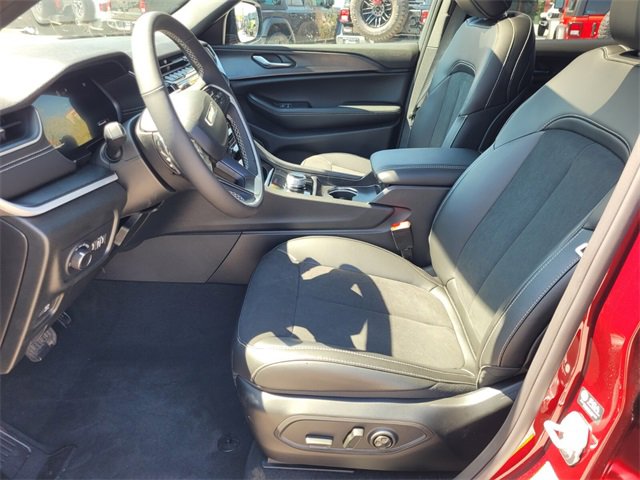 New 2025 Jeep Grand Cherokee Altitude image 4